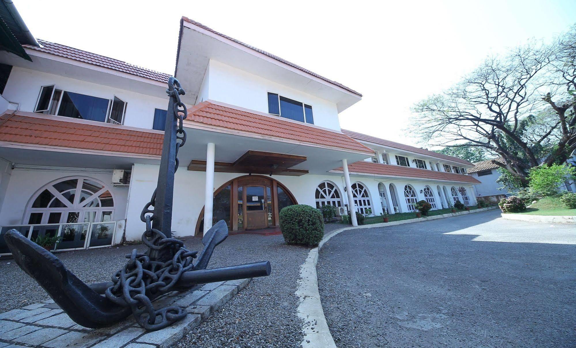 Ats Willingdon Hotel Kochi Exterior photo