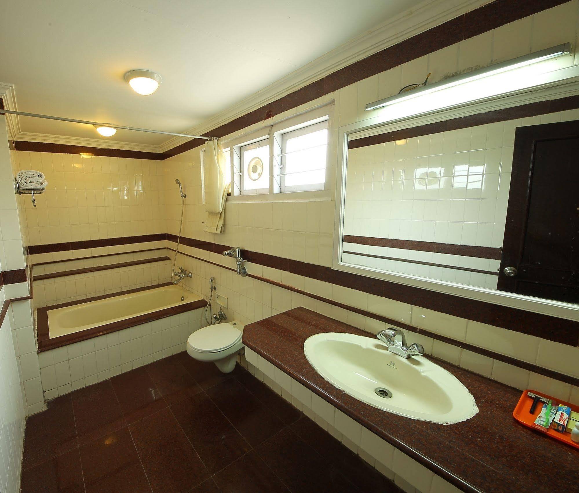 Ats Willingdon Hotel Kochi Exterior photo